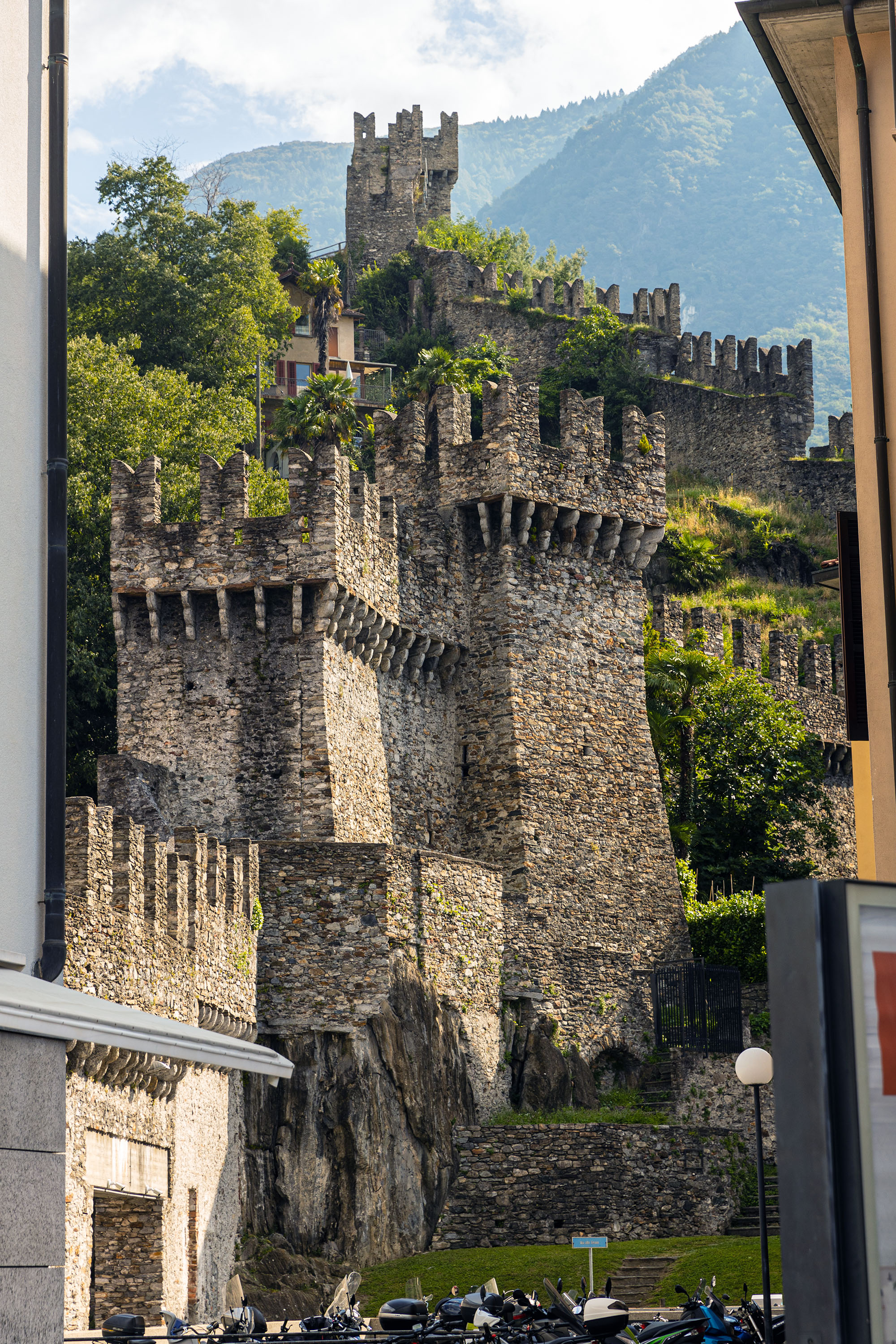 Teil der historischen Stadtmauer von Bellinzona